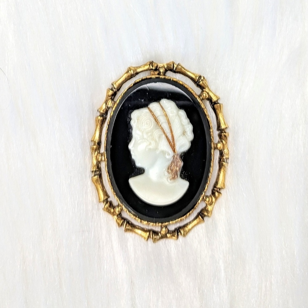 Gold Cameo Pendant - Picture 3 of 4